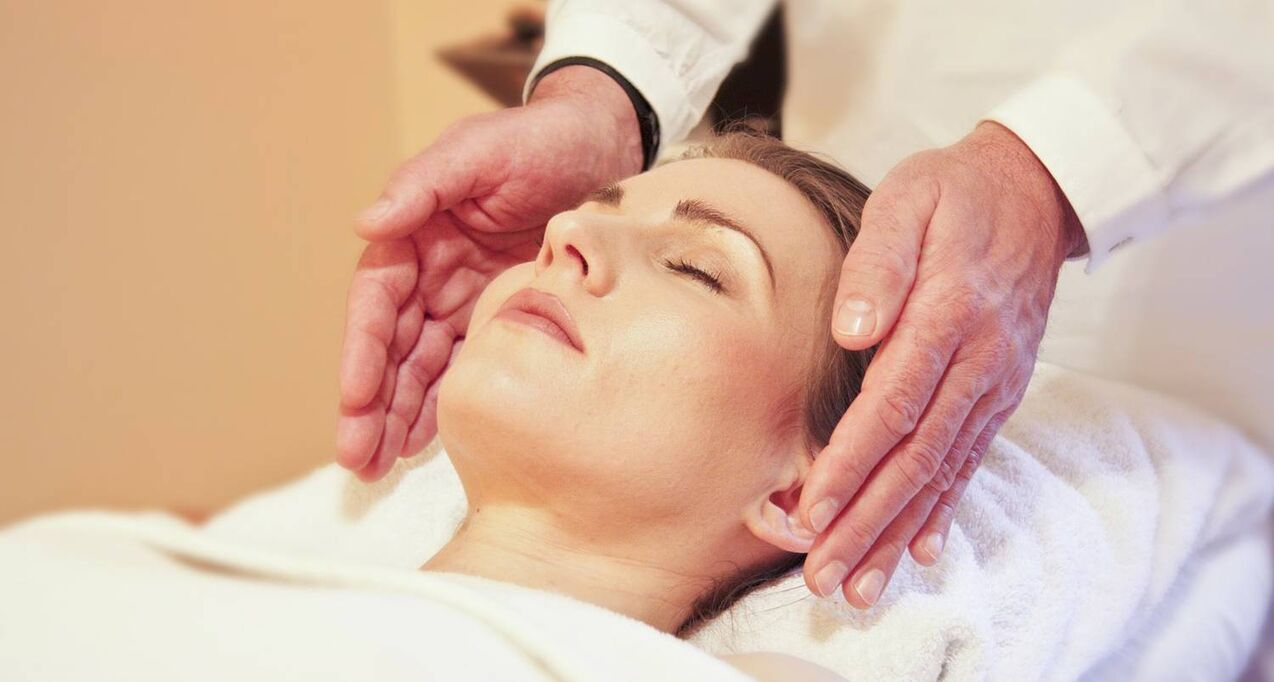 Massage du contour du visage comme moyen de rajeunissement