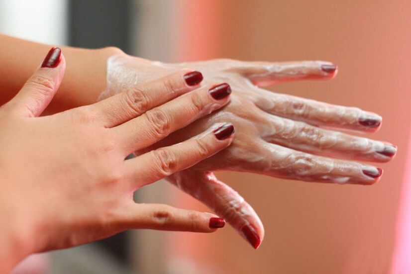 appliquer la crème sur les mains pour rajeunir la peau